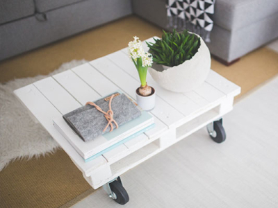 Le DIY du jour : la table basse en palette à roulettes